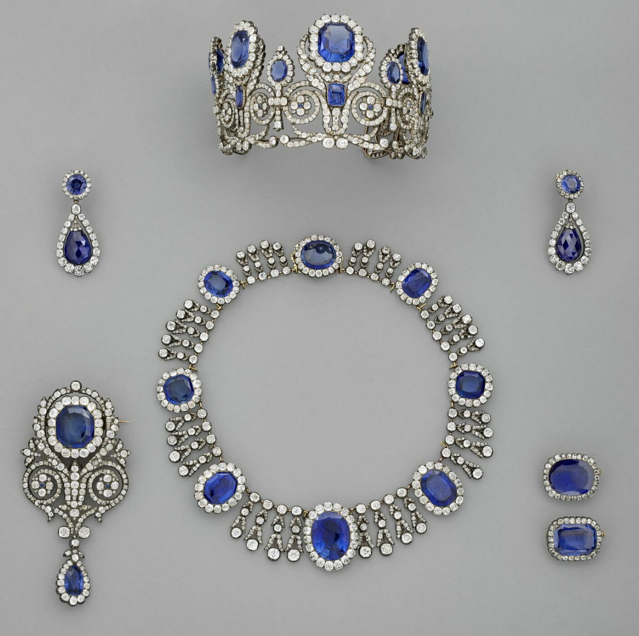 蓝宝石耳环与项链套饰