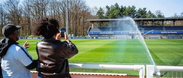 Le terrain d’honneur et sa tribune