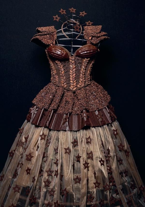 Robe en chocolat sur buste de couture
