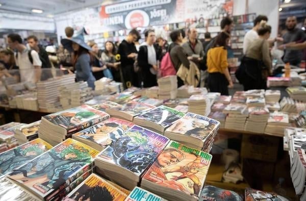 Stand de librairie, volumes de One-Punch Man