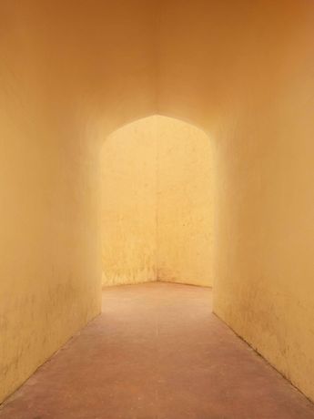 Ljubodrag Andric《空间、门槛与光影》:建筑与光影的诗意对话