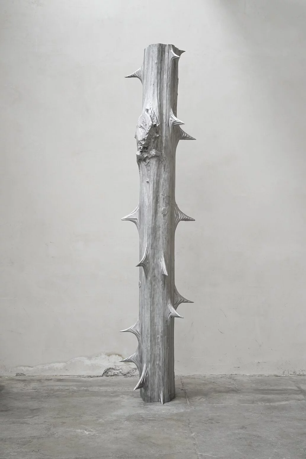 Alice Channer《Megaflora》:自然与工业的对话雕塑展