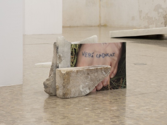 Mikel Adán Tolosa《Mi voz en su dedo más pequeñito》:雕塑与身体感知的诗意对话
