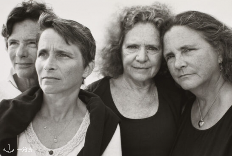 Nicholas Nixon《Las Hermanas Brown (1975-2022)》：一组家庭肖像见证近半世纪的时光流转