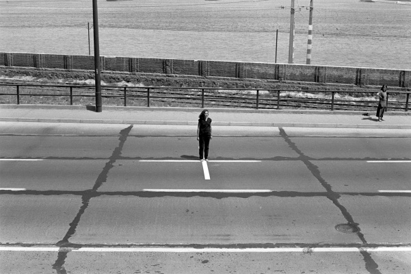 Lotty Rosenfeld《By pass. La frontera del signo》：用影像与行动挑战权力边界