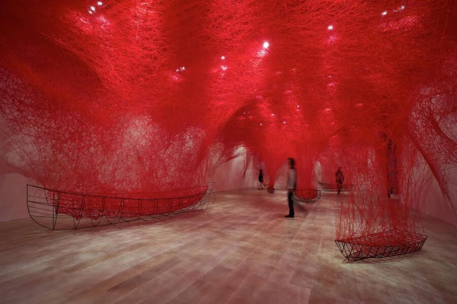 Chiharu Shiota《灵魂的震颤》：一场关于记忆与人生旅途的沉浸体验