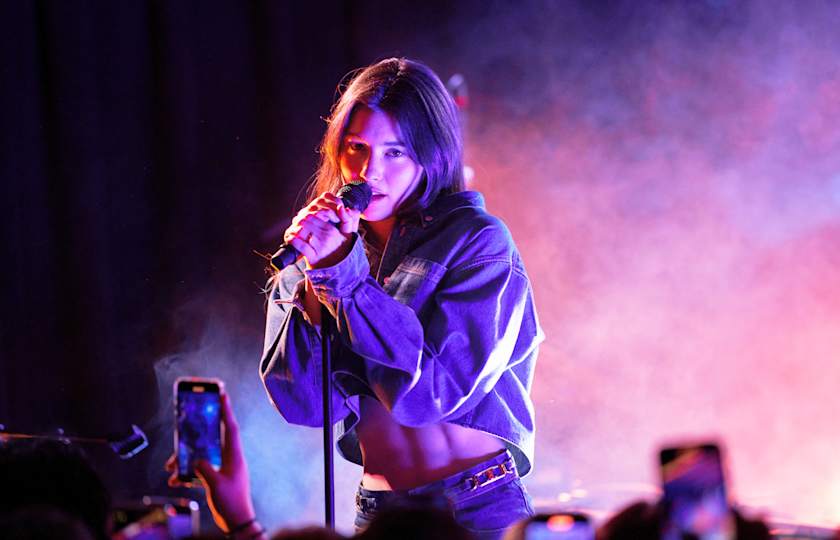 Gracie Abrams 2025 年演唱会《The Secret Of Us Deluxe Tour》法国站来了:新专辑+格莱美提名,巴黎等你来嗨!