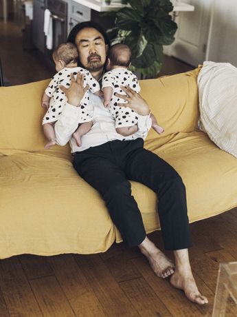 Ei Arakawa-Nash《Non-Gestational Co-Nursing》：探索亲子关系与家庭结构的当代艺术实验