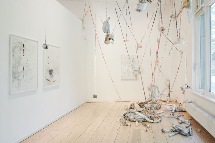 Jenny Michel《Cracks in my Mind》：用碎片与脆弱重塑现实感知
