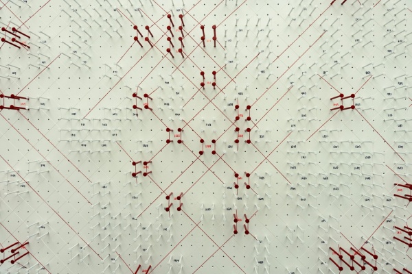 数字与逻辑的艺术探索 《在无尽数字的海洋中，游泳或沉溺于逻辑》：三位先锋艺术家共绘理性与感性的边界