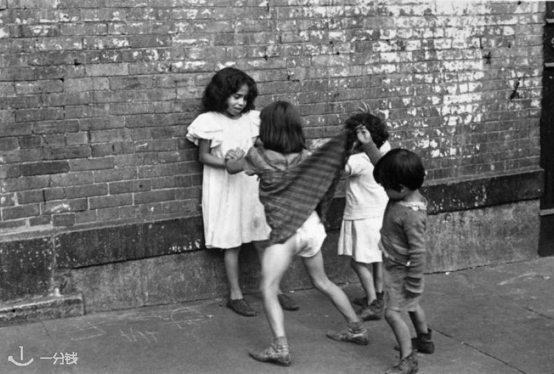 Helen Levitt《Helen Levitt》：街头摄影的诗意瞬间