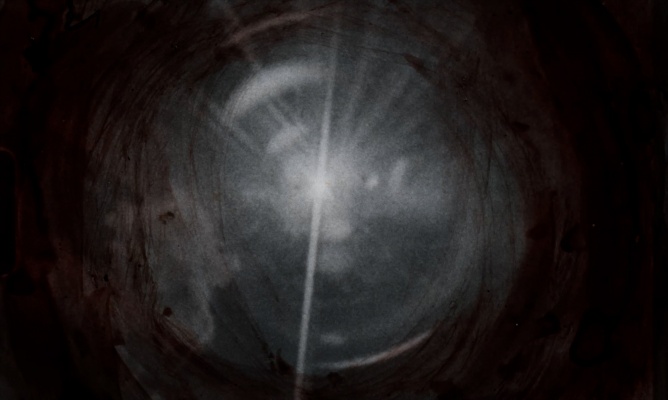 Albert Gironès López《Aquella llum d’entre muntanyes》:科学与神秘交织的影像探索