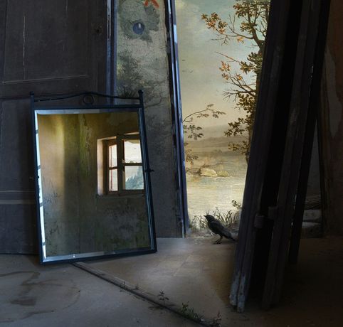 Suzanne Moxhay《Thresholds》:门槛之间的现实与想象