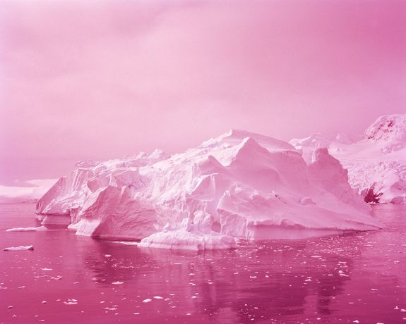 David Benjamin Sherry《The Waves》:色彩与环保交融的南极影像之旅