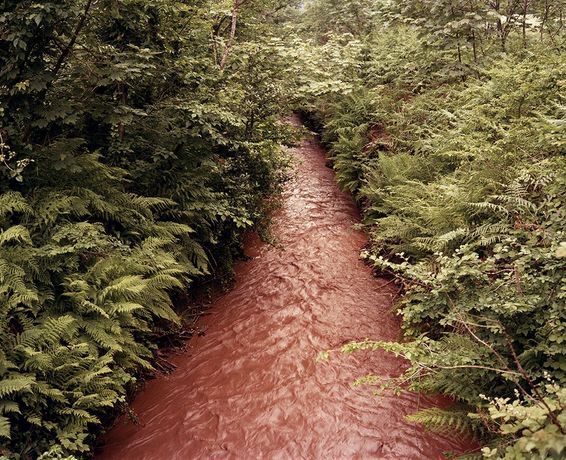 Jem Southam《红河》:英国工业与自然交融的摄影叙事