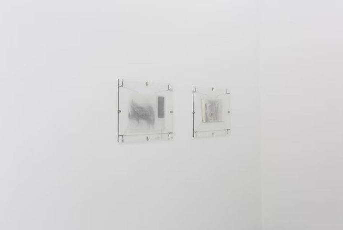 Roland Knowlden《Negations》:空间与身份的诗意对话