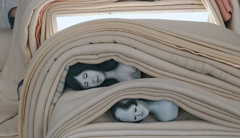 Cathie Pilkington《Housekeeper》：女性劳动与家庭记忆的艺术对话