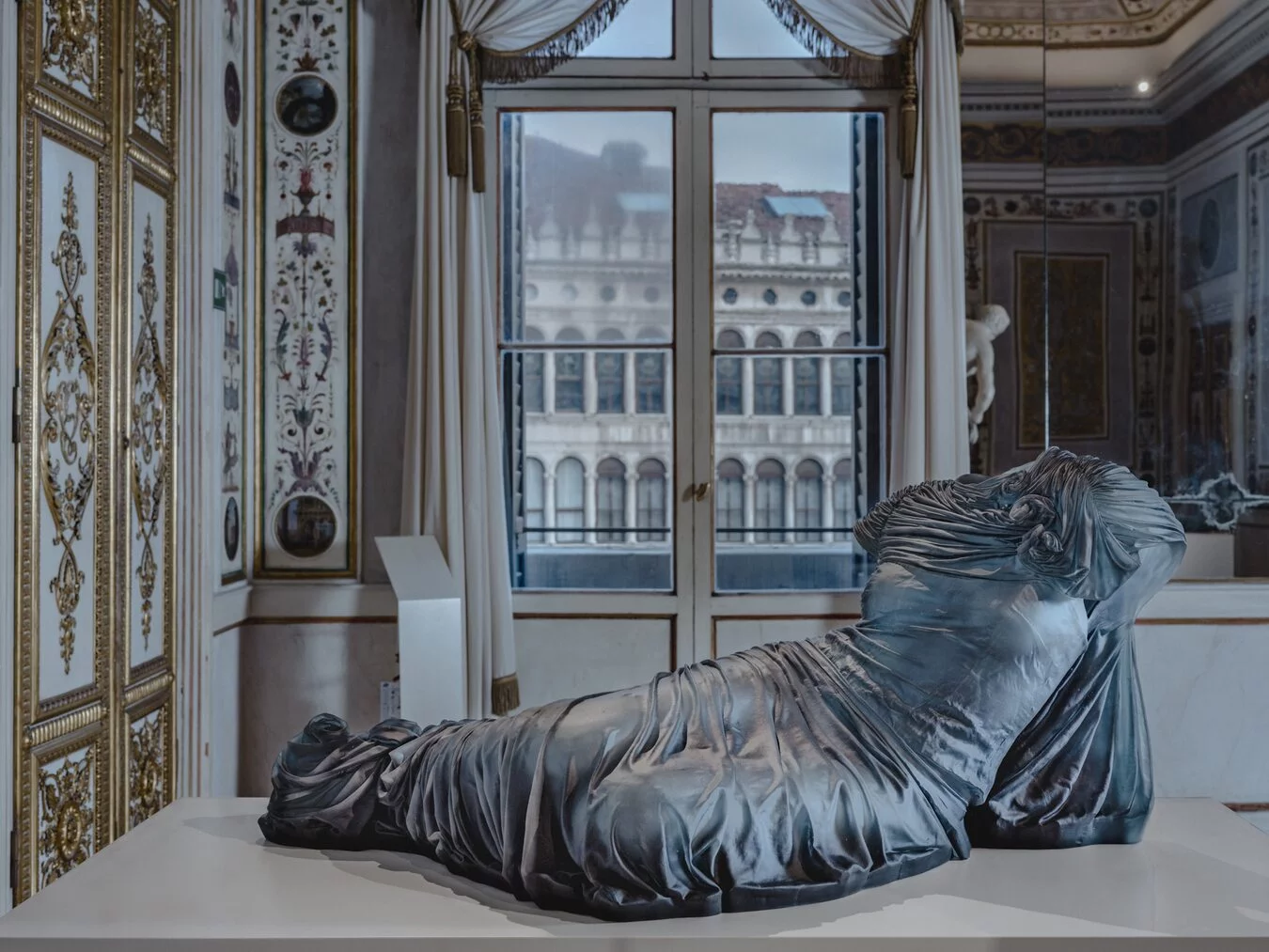 Karen LaMonte《夜曲：卡诺瓦式对话》：当代玻璃雕塑与新古典主义的跨时空对话