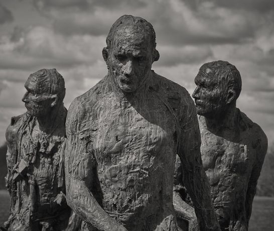 Laurence Edwards《Recent Sculpture》：人与自然的雕塑对话