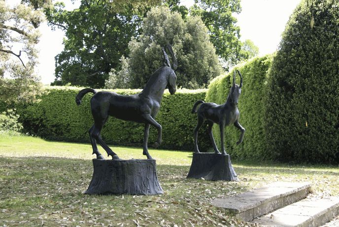 Barry Flanagan《Two by Two》:成对动物的幽默对话与雕塑剧场