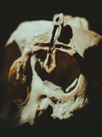 Alessandro Di Martino《Finisterre Cabinet》：自我毁灭与衰败之美的影像探索