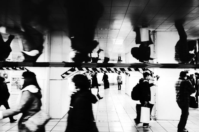 城市门槛与瞬间诗学《Thresholds: Moments Between》：在伦敦Gallery 46感受日常的无限可能