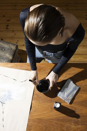 多学科艺术｜《Falling Figures》：坠落的熟悉感与自我觉察