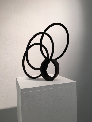 英国当代雕塑三杰《The Weight of Great Britain》：材料、空间与平衡的对话