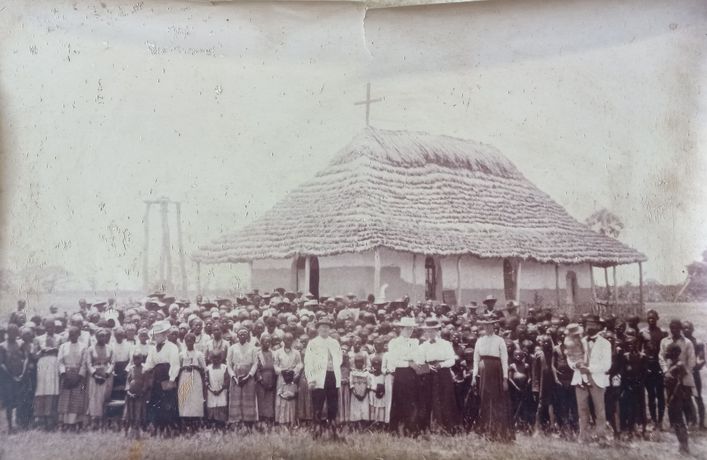 Tuli Mekondjo《OMUUA OKU LI POPEPI: THE LORD IS NEARER: HERRA ON LÄHELLÄ》：非洲历史与灵性的当代对话