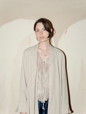 Anna Ruth《Handed Unhanded》:建筑与人性的诗意对话