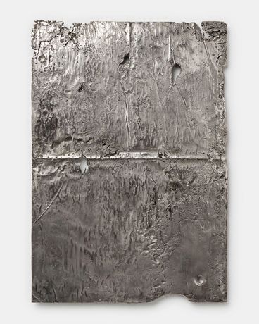 Mike Meiré《A Well of Wishes》:新闻的脆弱与永恒在雕塑中交汇