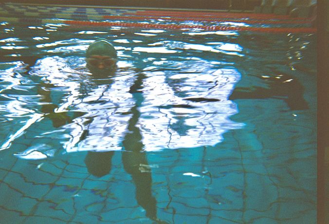 Elizabeth Alster《Leisure Centre》:沉浮之间的心灵之旅
