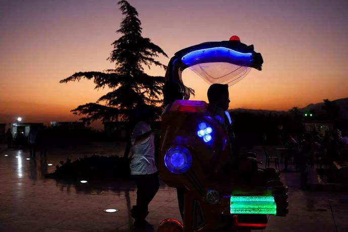 on our way：空间与边界的艺术探索