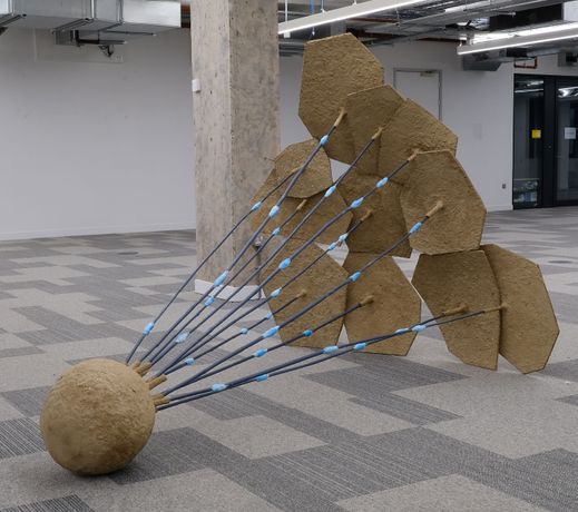 当代多元艺术群展《Between The Floor And The Wall》：探索地板与墙壁之间的无限可能