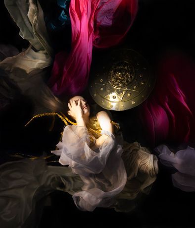 Christy Lee Rogers《神话与传奇》：水下光影重塑神话的沉浸体验