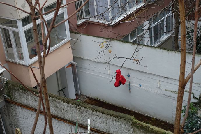 Neriman Polat《Groundless》：当代女性视角下的社会与记忆