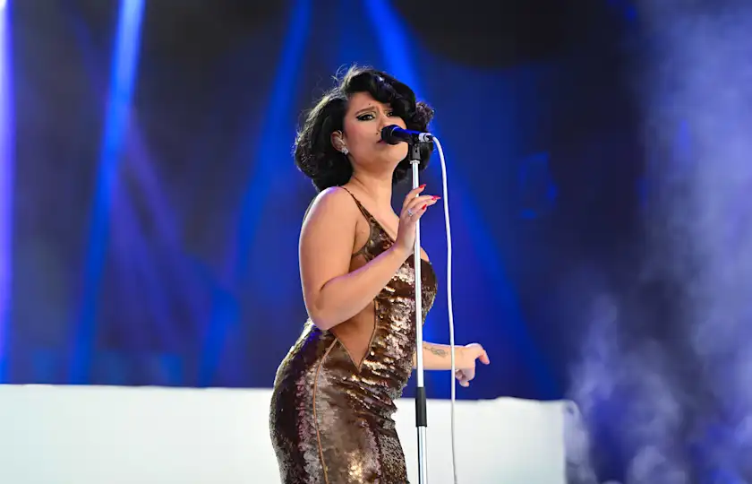 Raye 2026 演唱会《Raye Tour》巴黎站来了:英伦R&B女王燃炸全场!