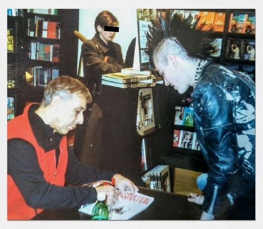 朋克文化合集《Exhibition on punk》:多元视角下的朋克艺术与精神