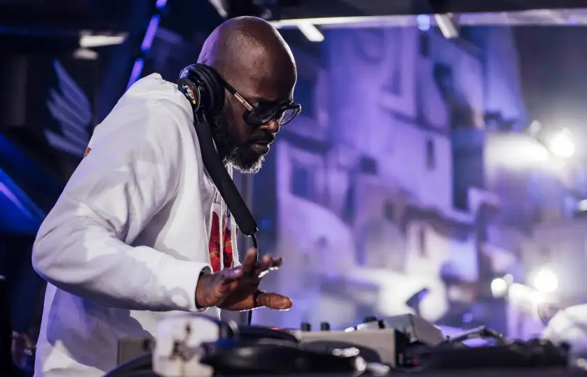Black Coffee 2026年伦敦演唱会《Black Coffee Live at The O2》来了:电音迷年度必冲现场!