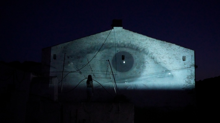 Una casa amb 3 ulls：多重凝视与空间感知的艺术体验