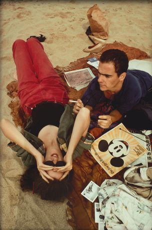 Nan Goldin《性依赖的叙事诗》：镜头下的亲密与时代记忆