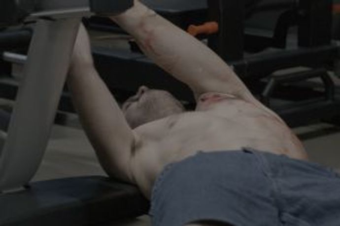 Aernout Mik（与Boris Charmatz）《Dark Fitness》：健身房中的秩序与脆弱