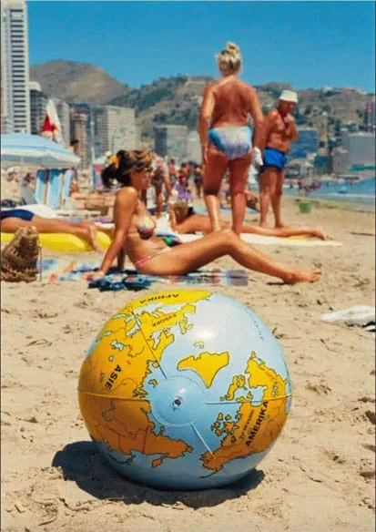 Martin Parr《Global Warning》：幽默镜头下的当代社会与环境反思