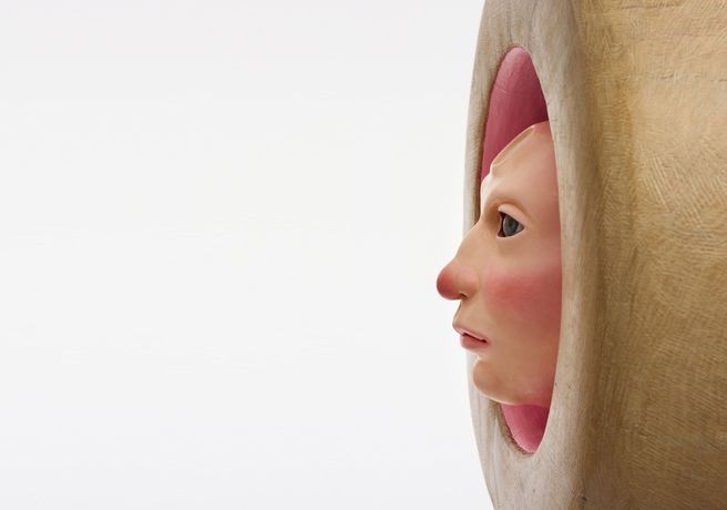 Annie Whiles《Doorway Guardians》：画廊入口的巡回木雕守护者