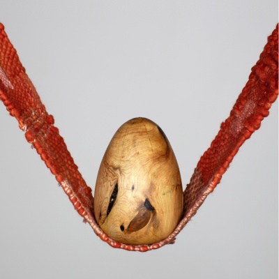 Lara Ordóñez《Zurcir el tiempo》：用纺织艺术重写时间与记忆的叙事