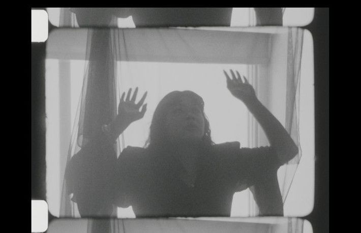 Karl Holmqvist《PAINT WITH MAKE-UP》：一场关于语言与美学的诗意实验