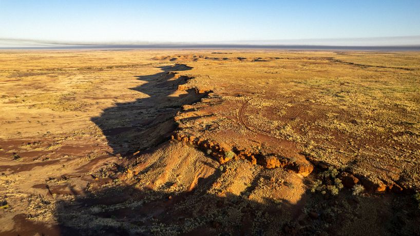 澳大利亚原住民艺术家族｜《Waltja: One Family》：一部关于传承与土地的家族艺术史诗