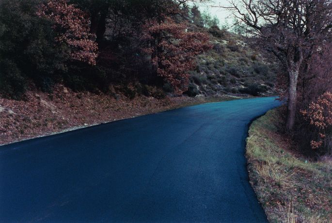 塞缪尔·劳伦斯·坎南《蓝路》：在平凡瞬间中捕捉静谧的诗意