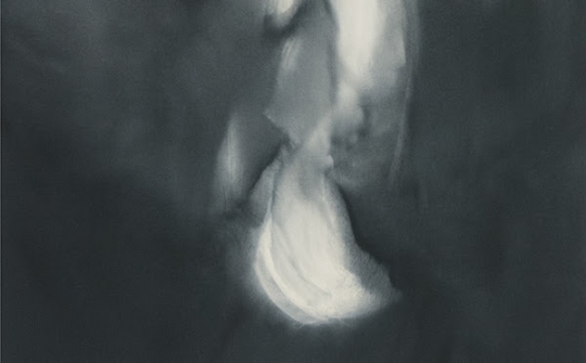 Alexandra Karakashian《Closer to the sun》与《Close to hand》：以石油为媒介的感官与地缘政治探索