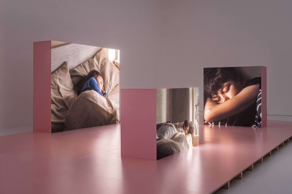 Roman Khimei & Yarema Malashchuk《战争教育学》：揭示战争如何重塑日常感知的视听训练场